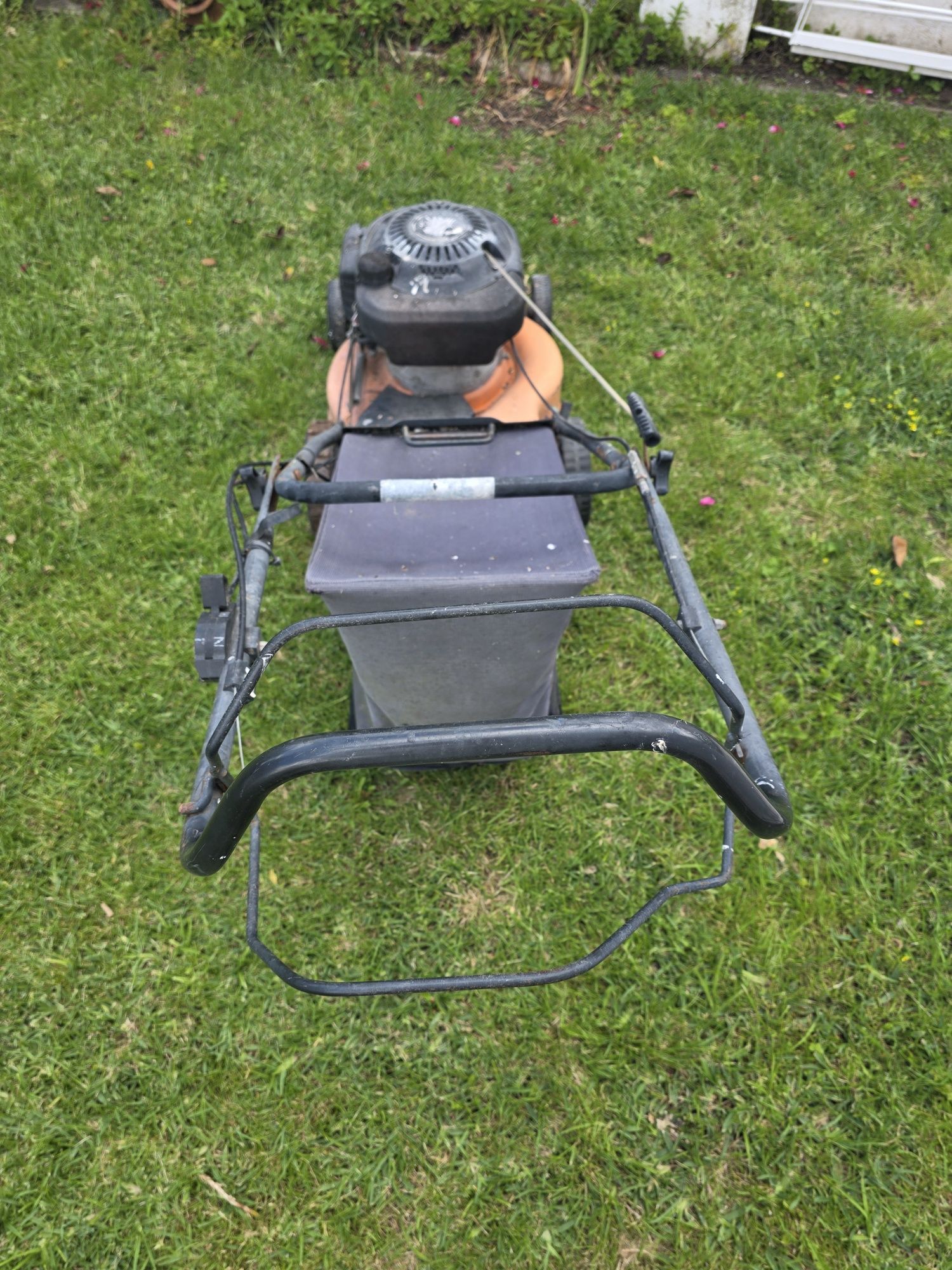 Vendo  máquina de cortar relva a gasolina
