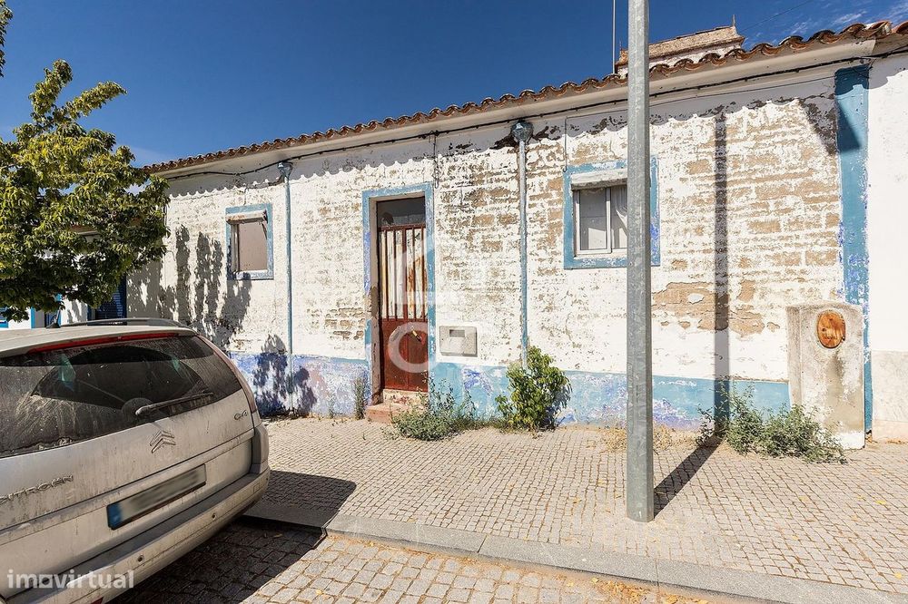 Moradia T2 para recuperar  c/ Quintal e Vista Desafogada | Arraiolos,