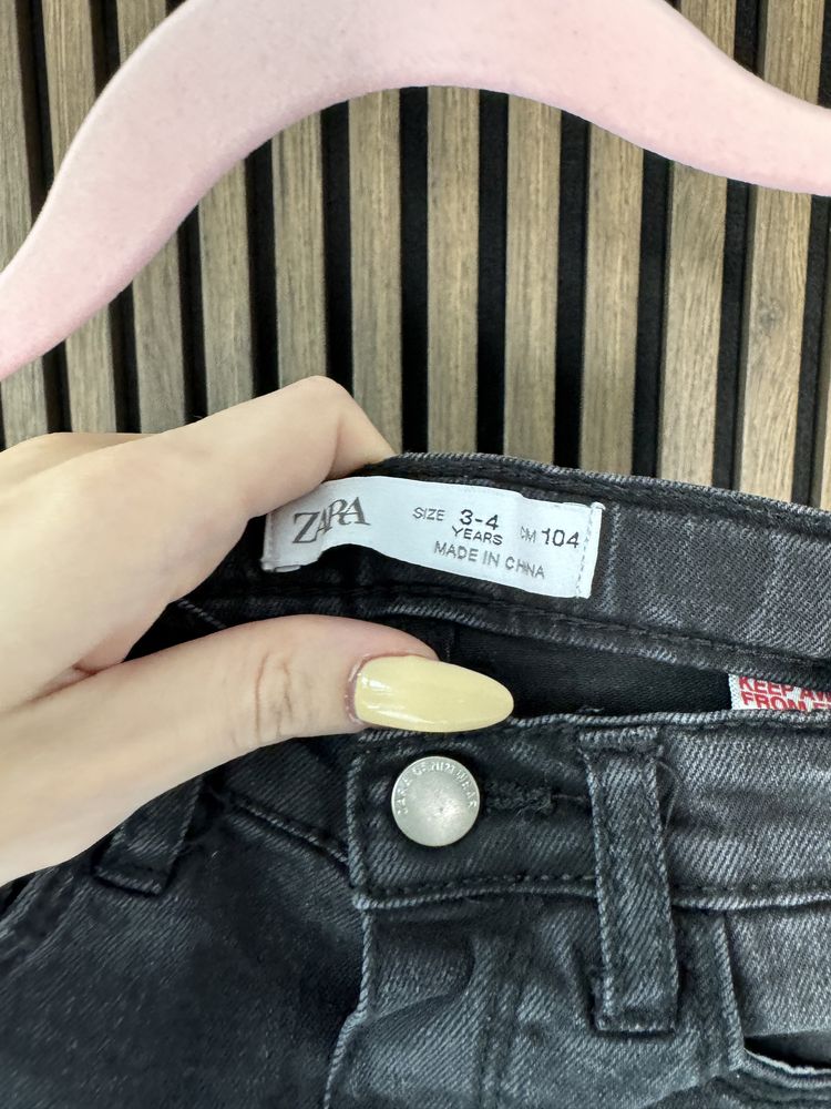 Czarne jeansy zara 104