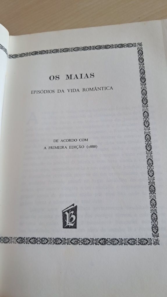 Livro antigo " Os Maias"