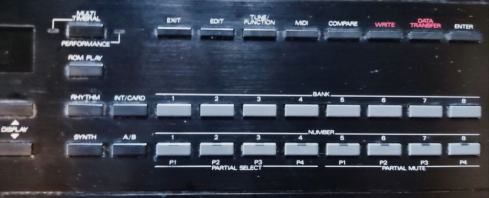 Sintetizador Roland D10 para peças ou reparação.