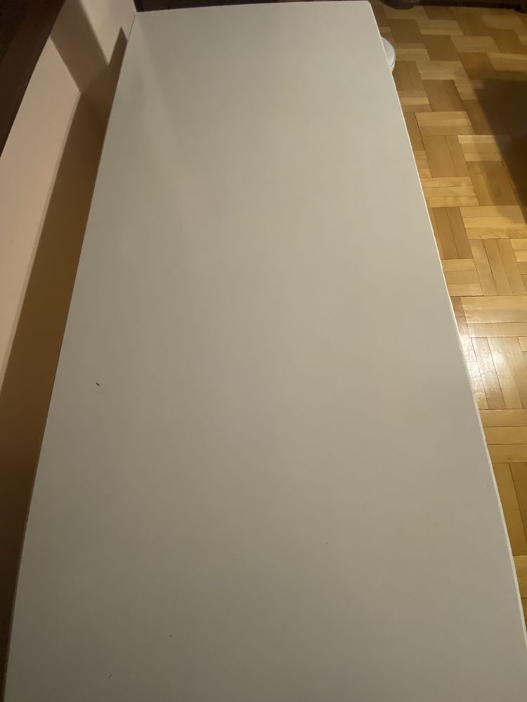 Białe biurko uzywane IKEA