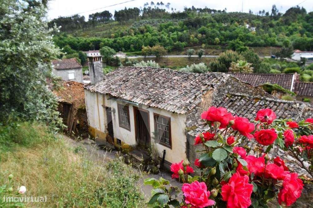Moradia para reabilitar, com anexos e logradouro, em Covelos - Lousã
