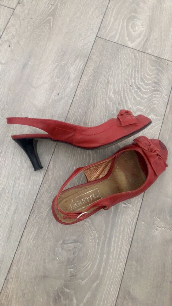 Czerwone sandały zapinane na pięcie