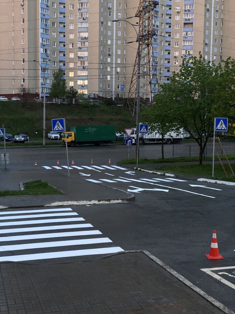 Нанесение дорожной разметки Киев. Дорожня розмітка Київ, Україна