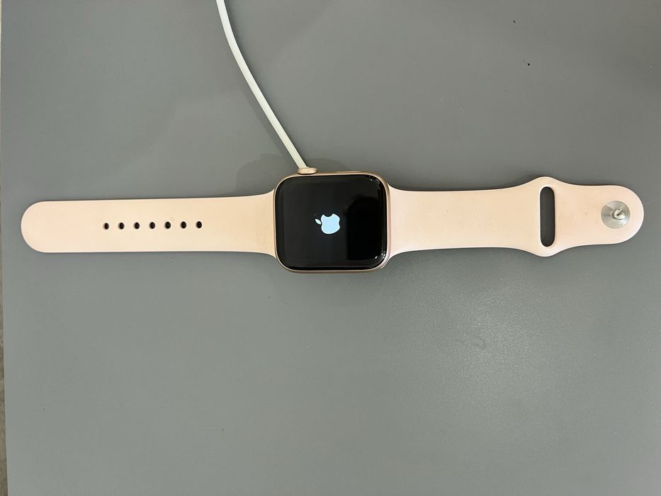 Apple Watch SERIES 6 Gold Aluminum Case Pink Sand Sport Band 44MM