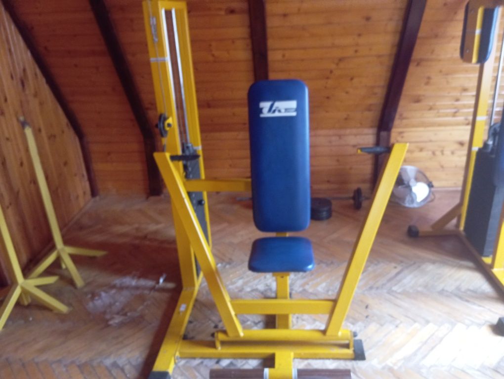 Atlas wyciskanie na klatkę