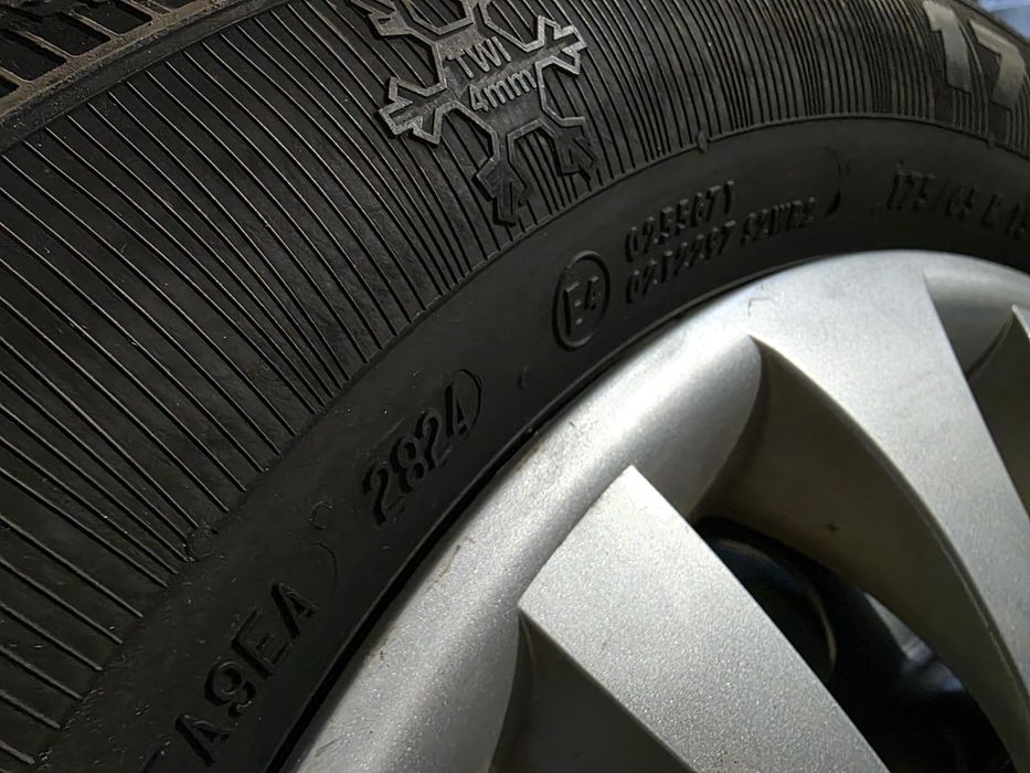Felgi Stalowe Toyota Yaris 4x100 do24 Opony Zimowe 175/55r15