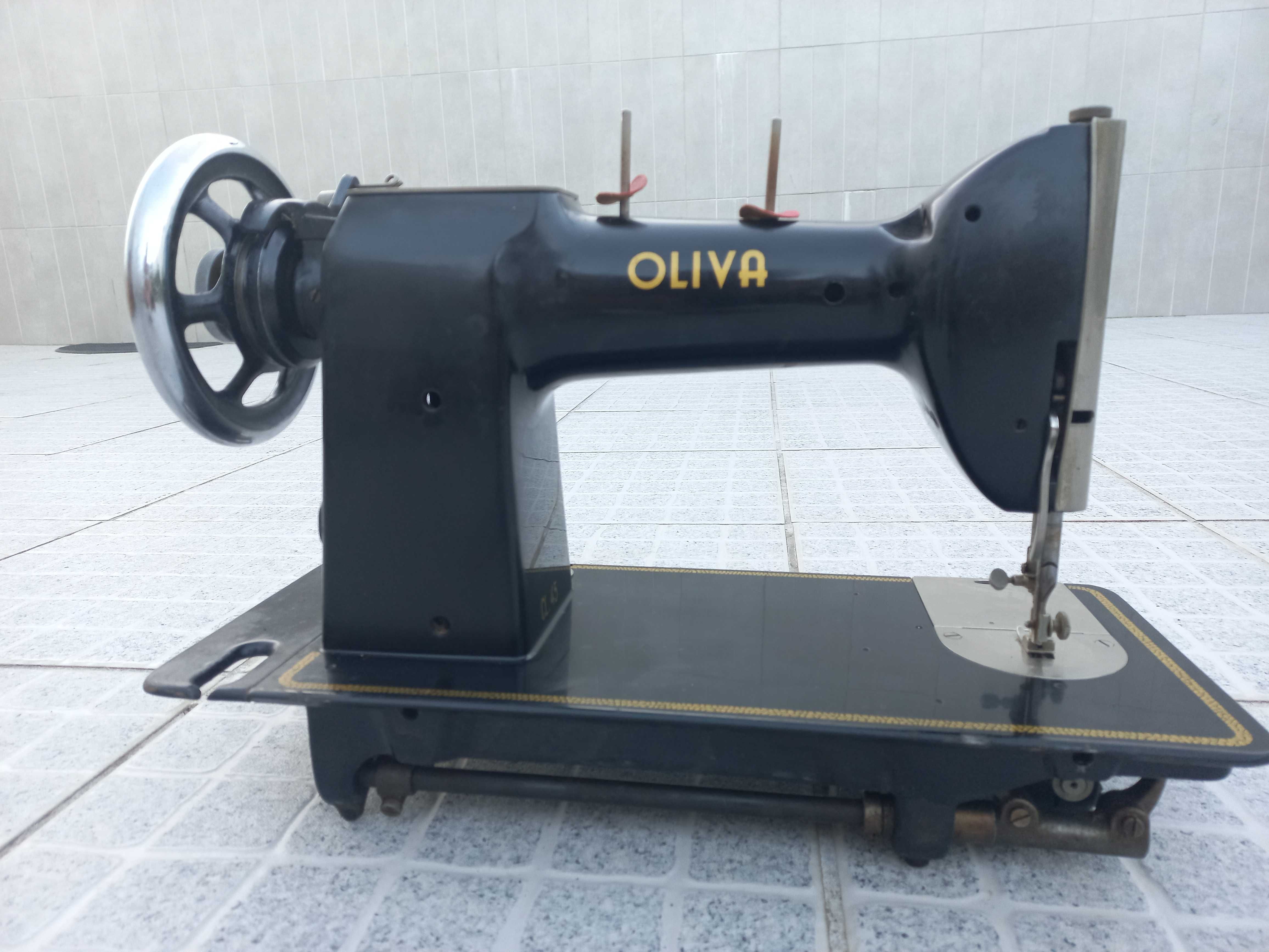 Maquina de costura antiga oliva