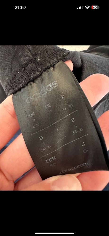 Czarne legginsy adidas z dużym napisem