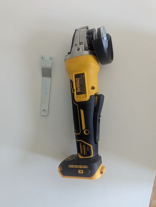 rebarbadora angular sem fios DeWalt, provavelmente o modelo DCG405N XR