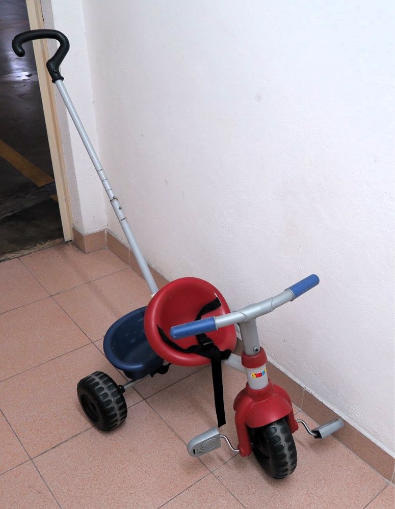 Triciclo com barra de empurrar