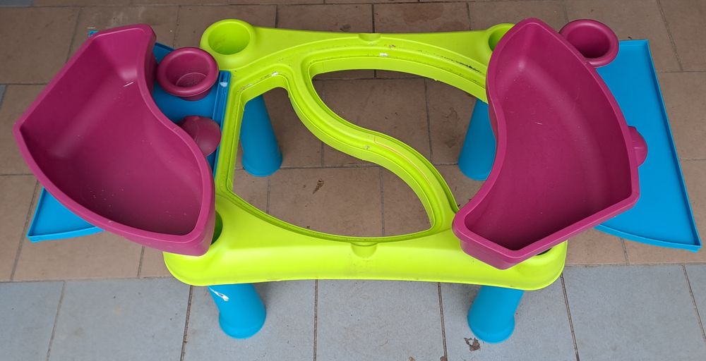 Plastikowy stolik dziecięcy