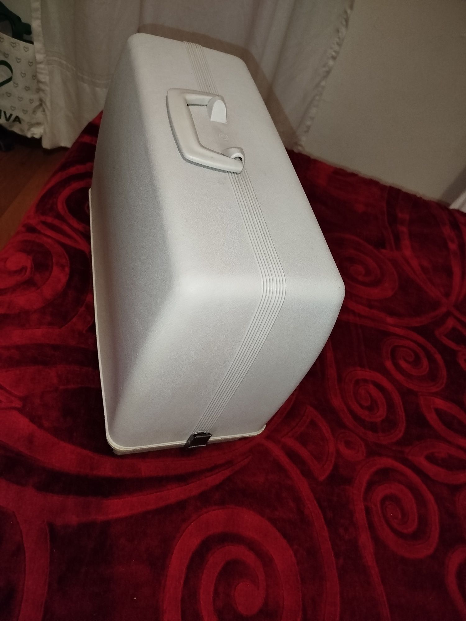 Máquina de costura Singer com mala de transporte