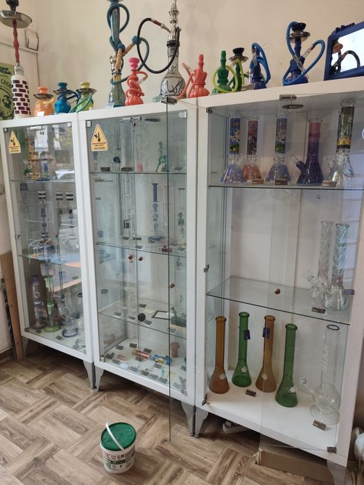 Gabloty ze szklanymi witrynami.