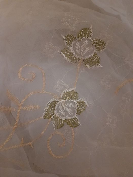 Вишита квітами гардіна з органзи
