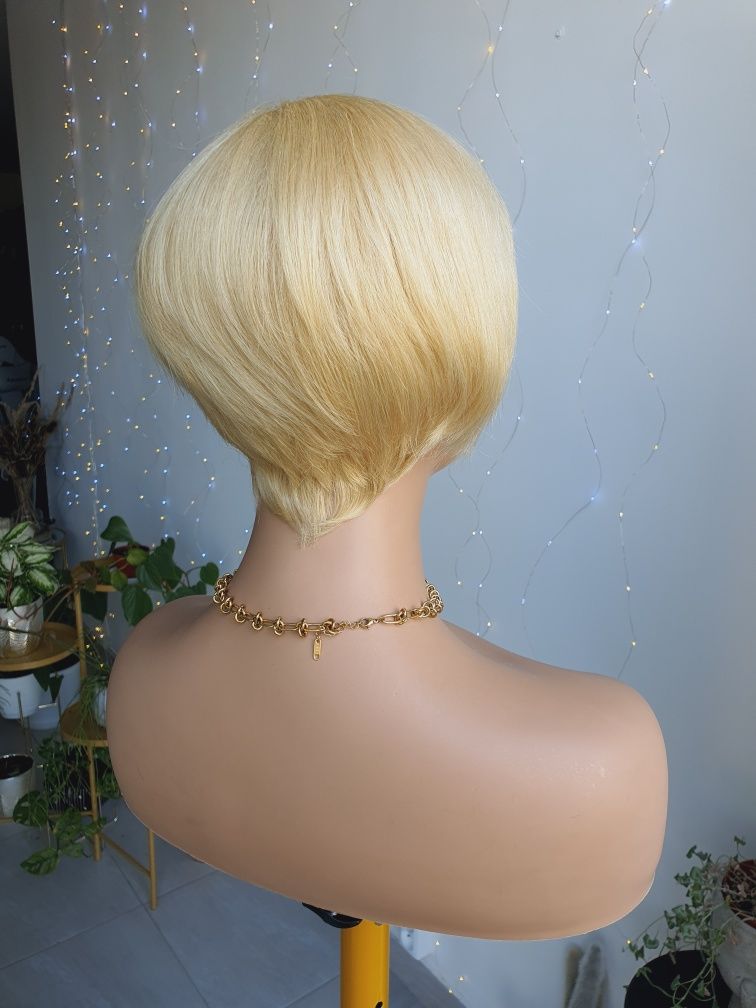 Krótka peruka z włosów naturalnych jasny blond Beata