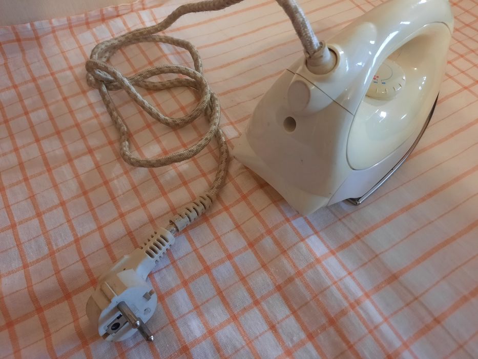 Утюг West белый утюг 1000Вт Вест