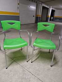 Duas cadeiras verdes