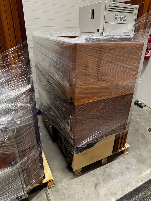 Meble biurowe na palecie