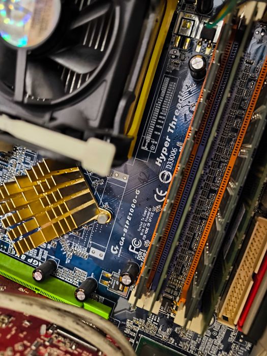 Komputer stacjonarny GA-8IPE1000-G Pentium4 2.80Ghz
