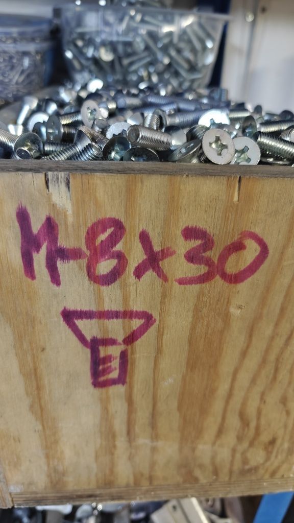 Śruby m8 x 30 z łbem stożkowym