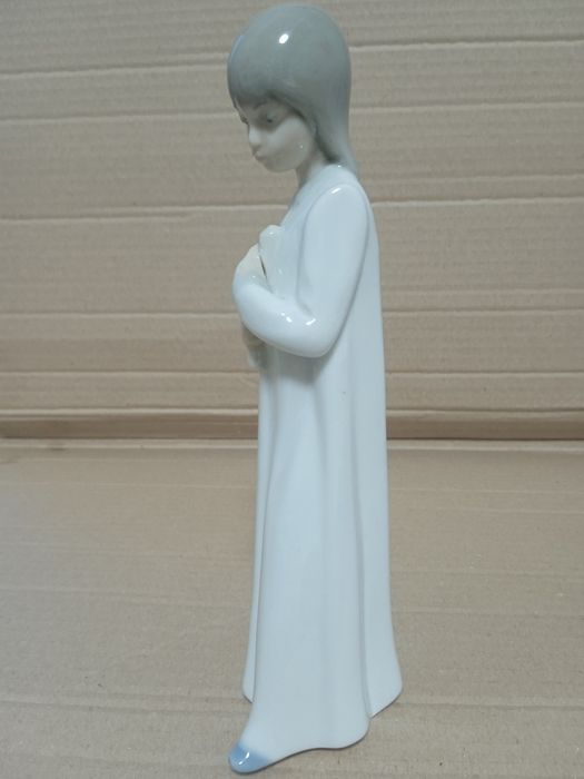 Статуэтка "Девушка со свёртком". Испания.