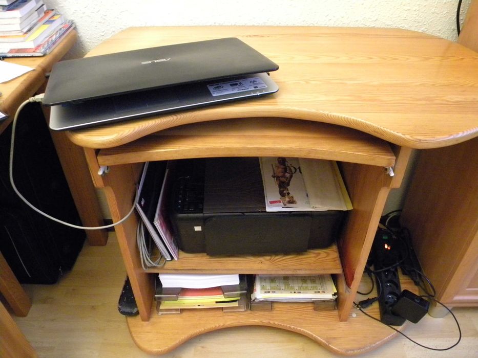 Biurko pod komputer z drewna sosnowego