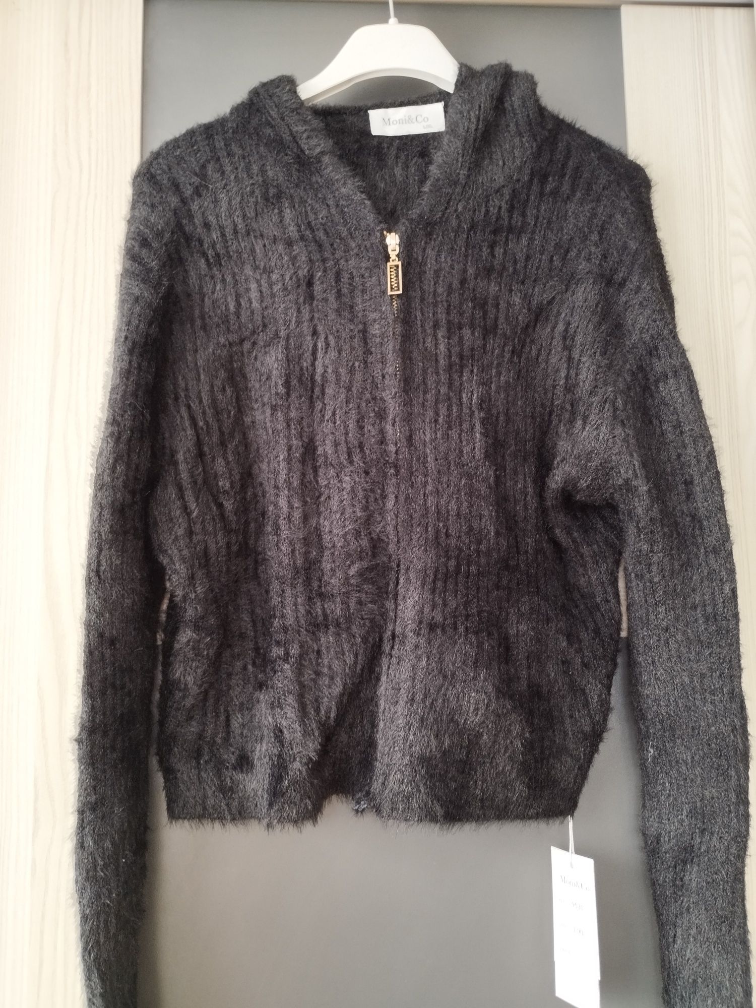 Czarny rozpinany sweter z kapturem damski