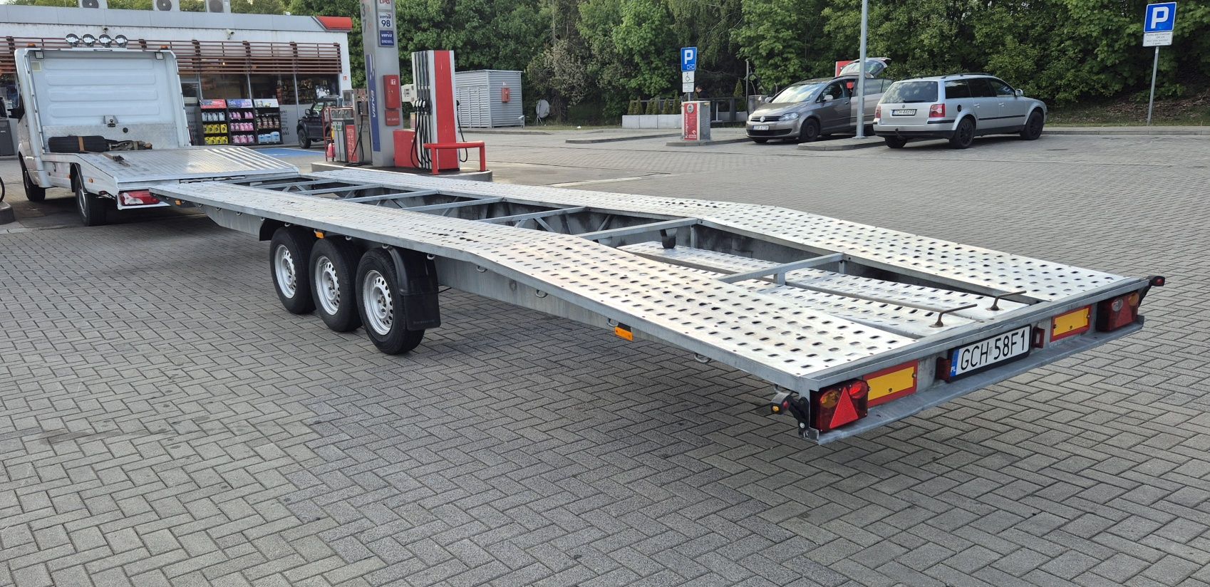 Laweta długa trzy osiowa przyczepa na dwa 2 auta Niewiadów BR3 8m×2.1m