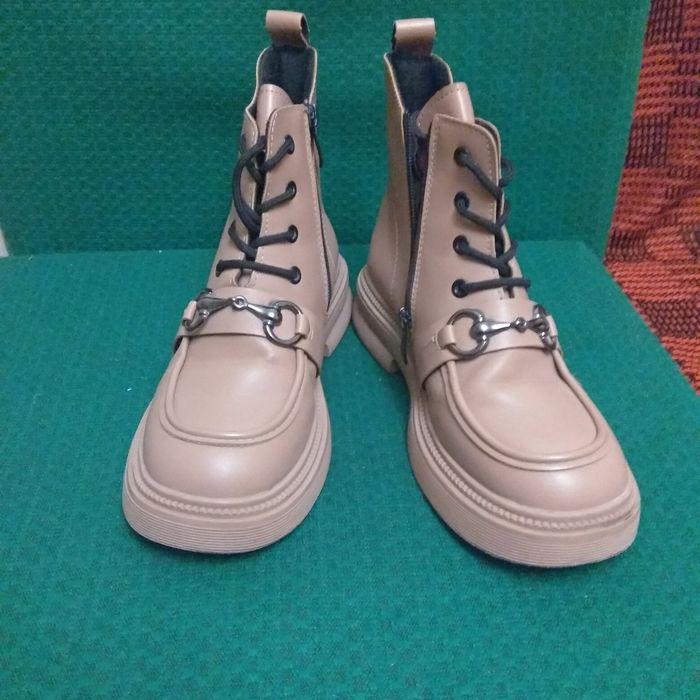 Світло-бежеві ботінки.