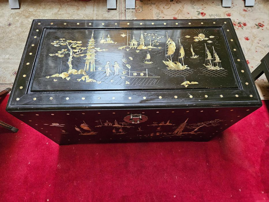 ARCA ORIENTAL EM CÂNFORA - Com ricos motivos decorativos