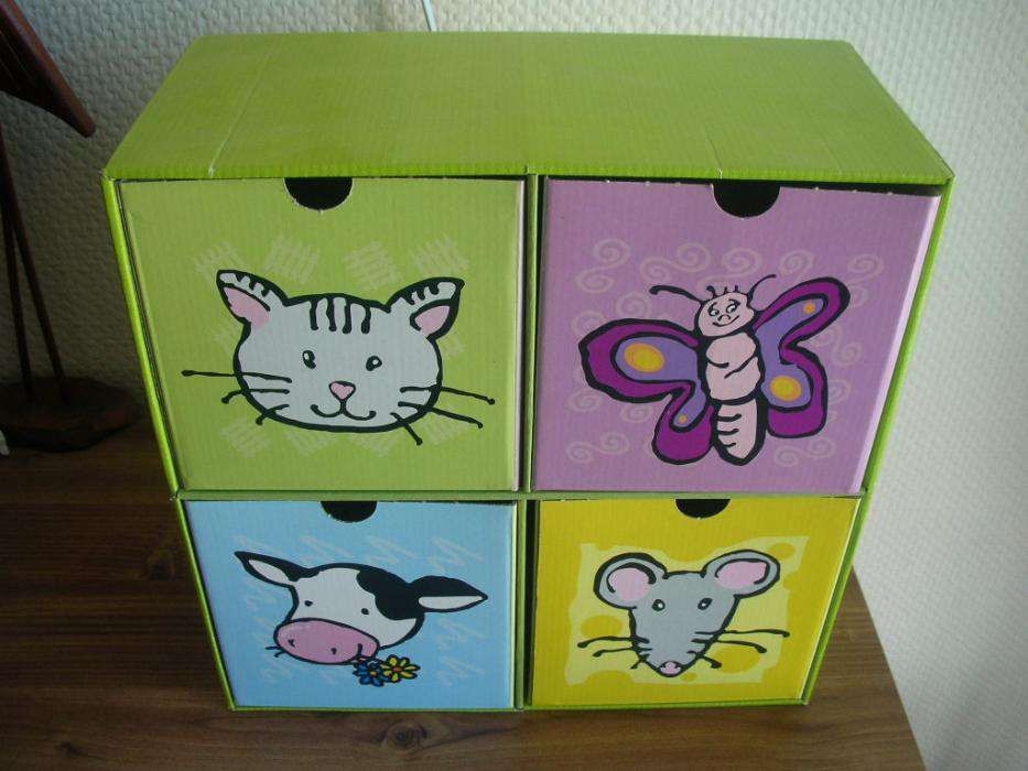Kolorowe pudełko tekturowe z szufladkami