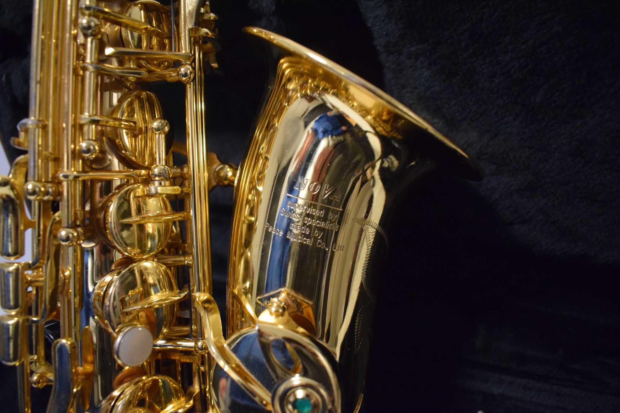 Saxofone Alto Marca Nova com estojo