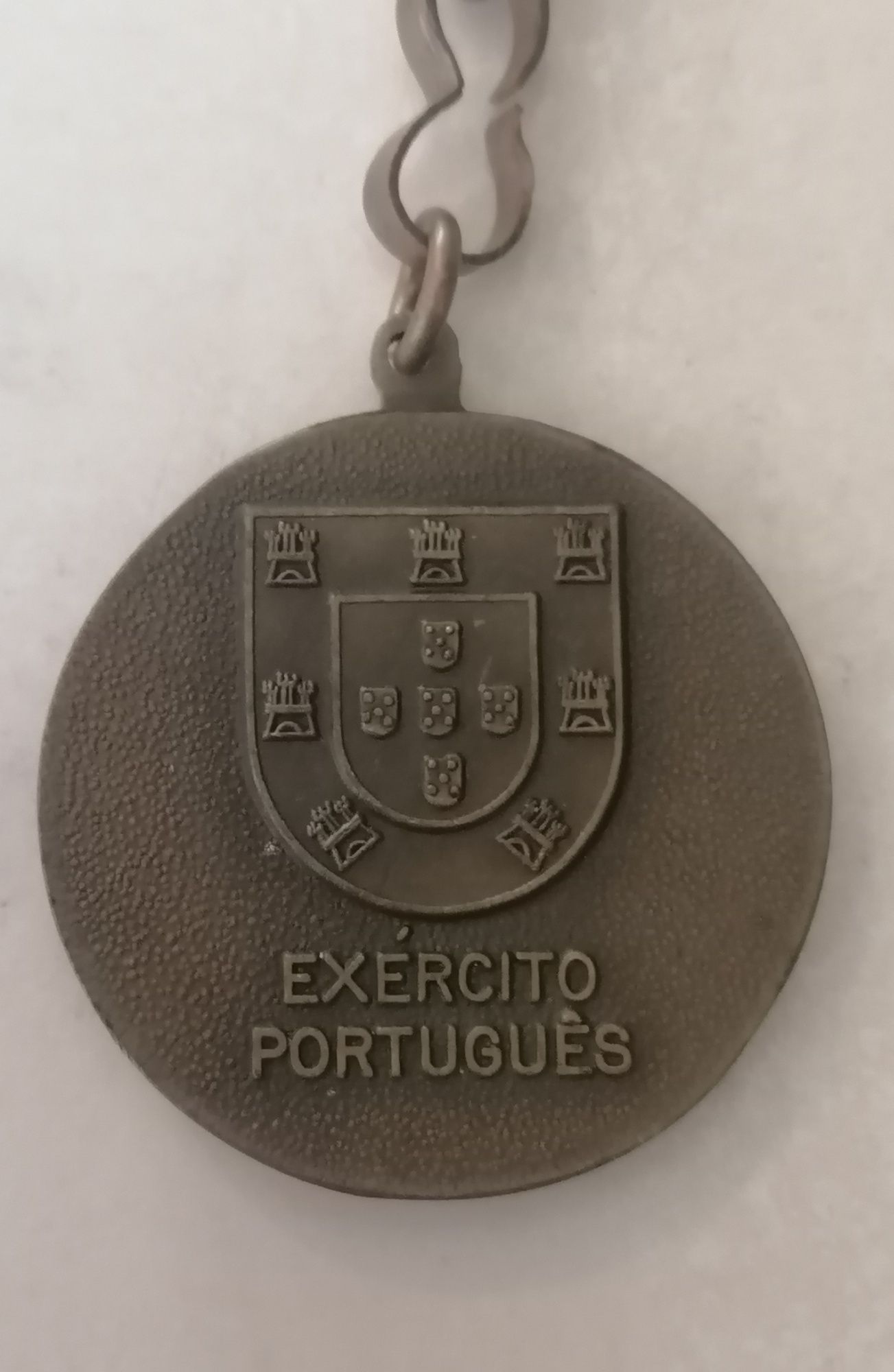 Porta chaves em metal do Exército Português