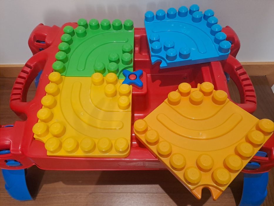 LEGOS -Mesa, pista e caixa de arrumação