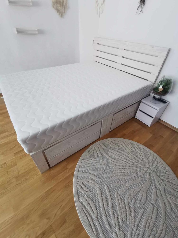 Łóżko z palet, podświetlane
