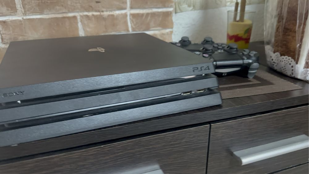 Ps 4 pro 1 TB / 2 джостика