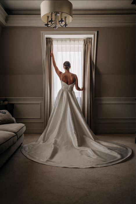 Suknia ślubna - gładka z długim trenem