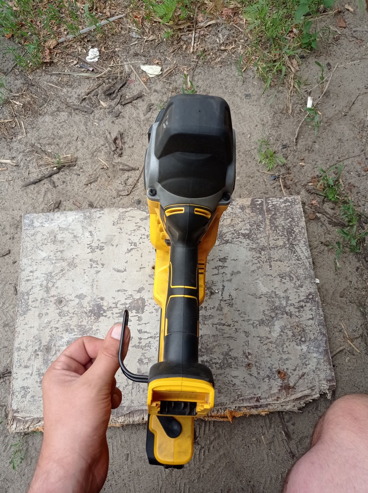 DeWALT DCN890 пистолет акамуляторный по бетону и металу