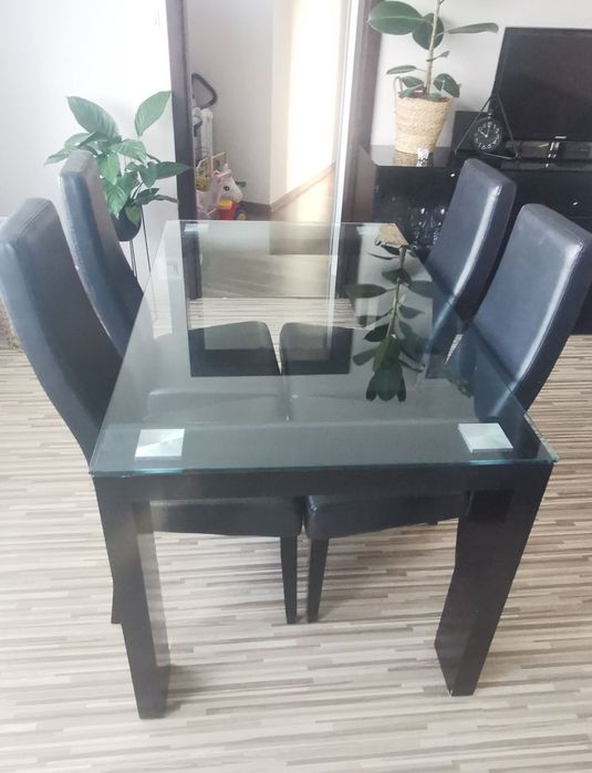 Stół że szklanym blatem
