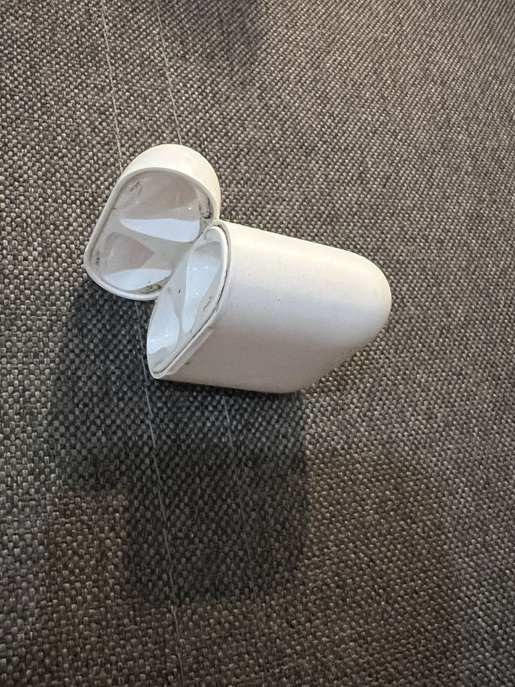 Продам кейс airpods 1