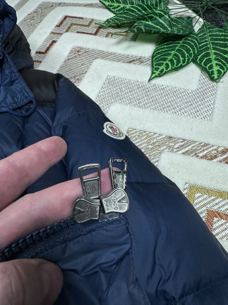 Moncler пуховик оригинал размер S/M куртка