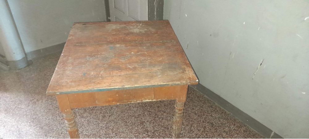 Stary zabytkowy stół do renowacji