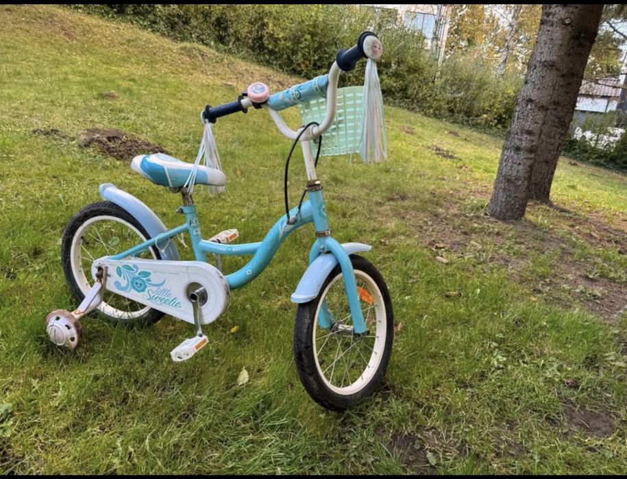 Rower dla dziewczynki z bocznymi kolkami