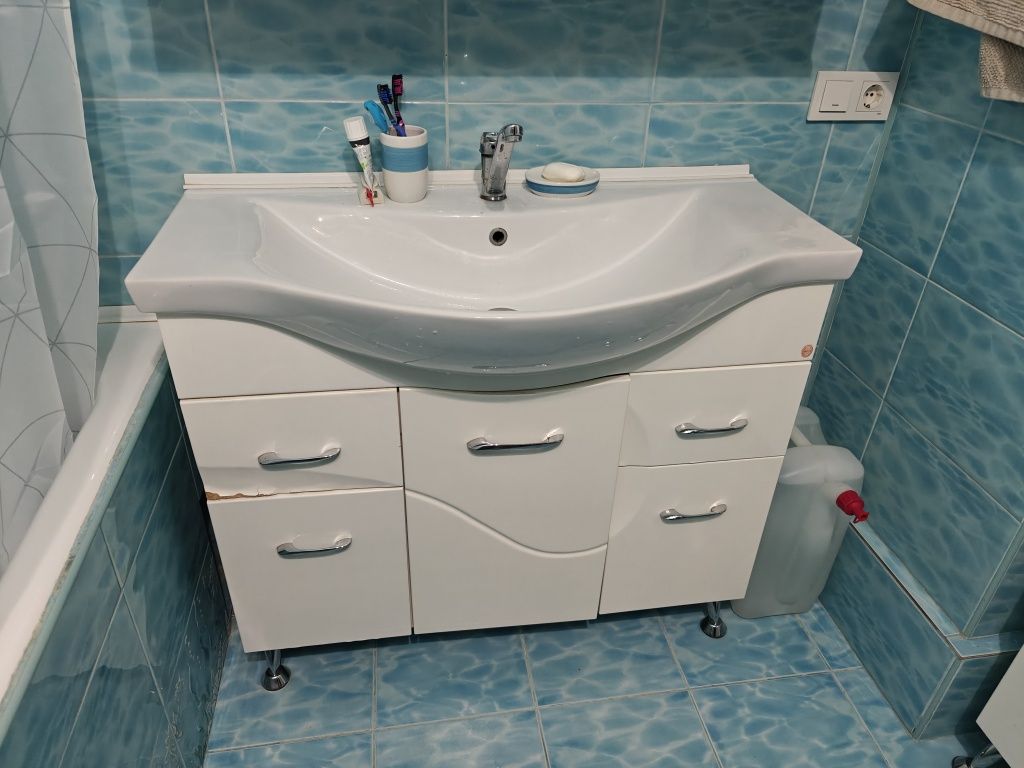 Продам мебель в ванную комплектом.
