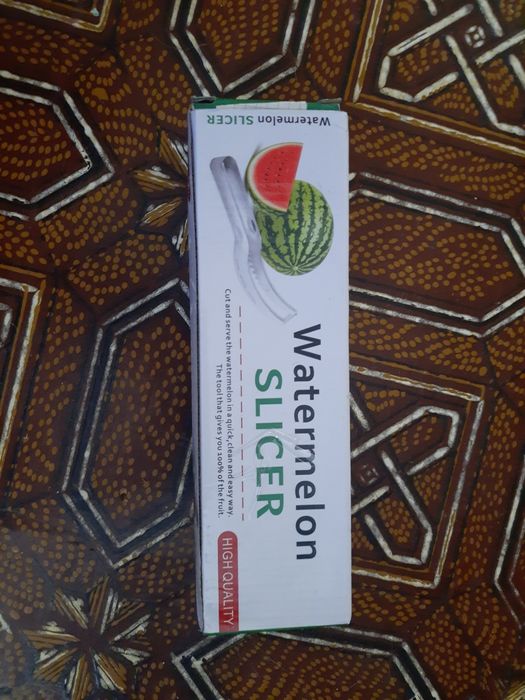 Ніж для зручної нарізки арбуза кавуна