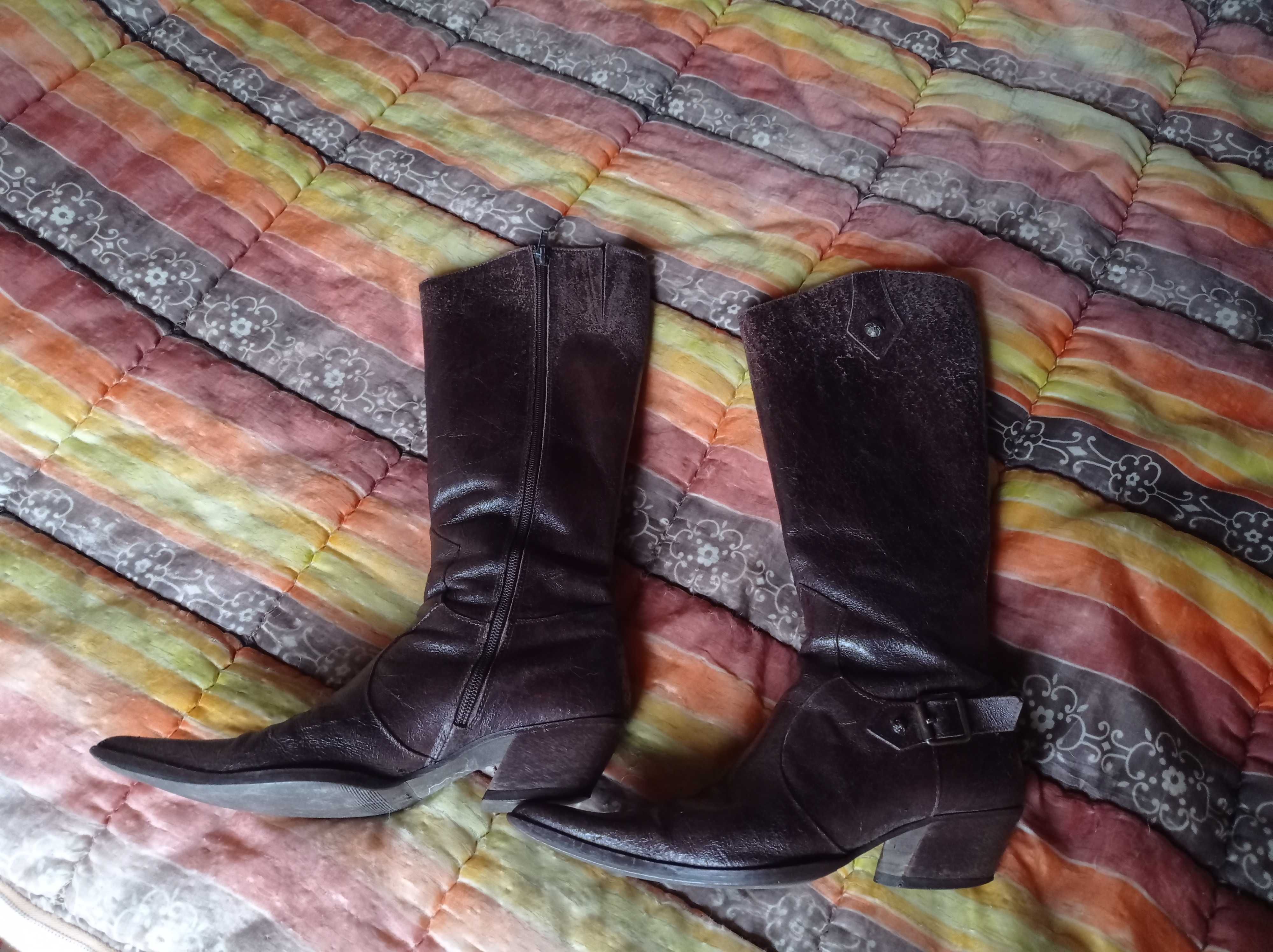 Botas cowgirl cano alto em pele castanha 37