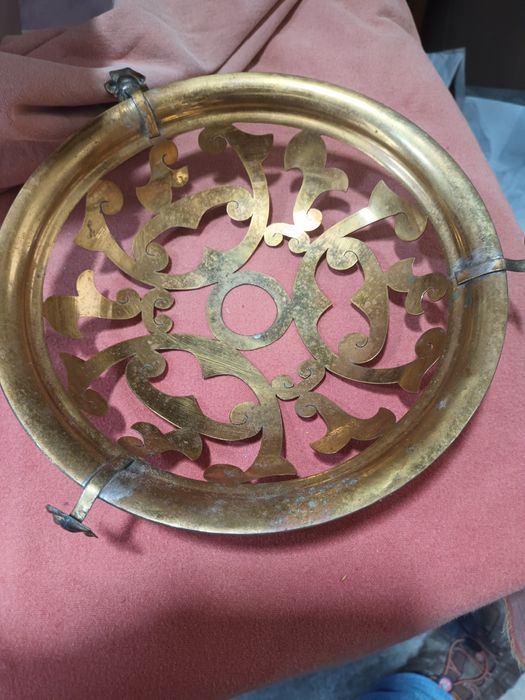 Peça em latão pertence a uma floreira