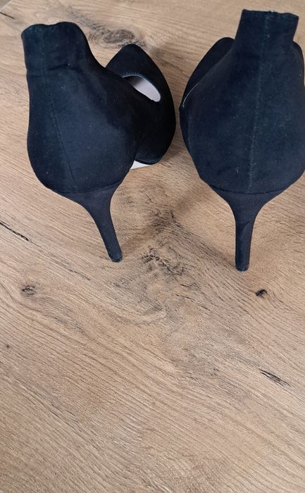 Buty damskie,  czarne zamszowe, na obcasie bardzo eleganckie 39
Możl